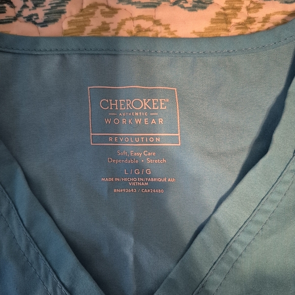 Mixed assortment of scrub tops & bottoms - Picture 5 of 14